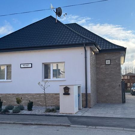 Velvet Apartments Dunaszerdahely Kültér fotó